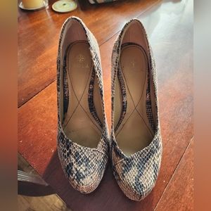 Ladies Isola Snakeskin Heels Size 8.5